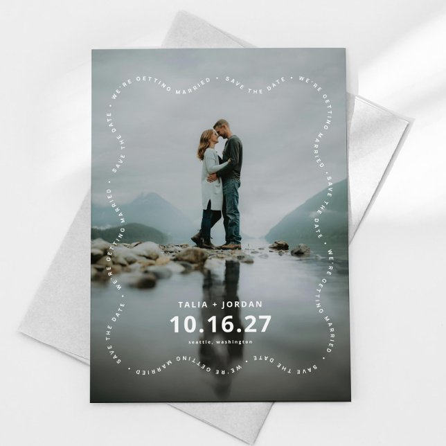 Karte zum Speichern des Datums mit moderner wellig (wavy save the date, modern save the date card design shown with gray envelope on a white background
)