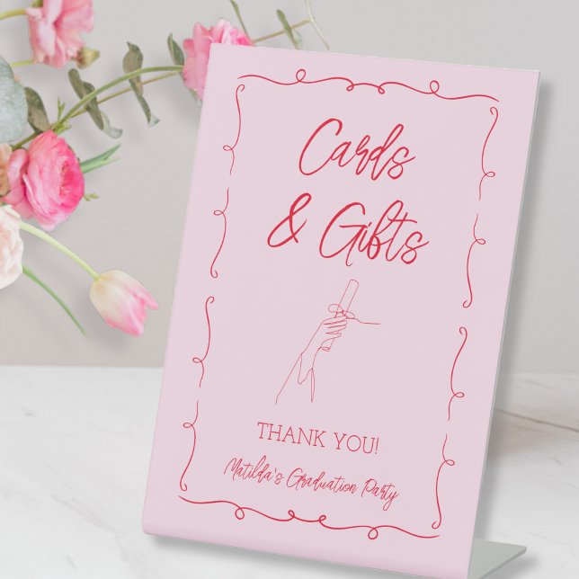 Karten und Geschenke aus dem handgezogenen Rosa un Sockelschild (Hand Drawn Pink & Red Graduation Cards & Gifts Pedestal Sign)