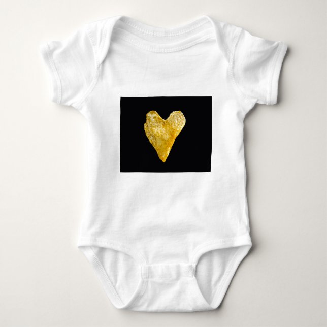 Kartoffelchips in Heart Shaped Baby Strampler (Vorderseite)