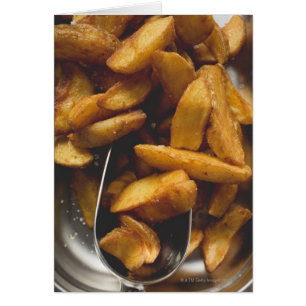 Kartoffelkeile mit Salz (Detail)