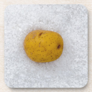 Kartoffelmakro als Hintergrund mit Salz Getränkeuntersetzer