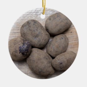 Kartoffeln auf rustikalem Holzkonzept Keramikornament