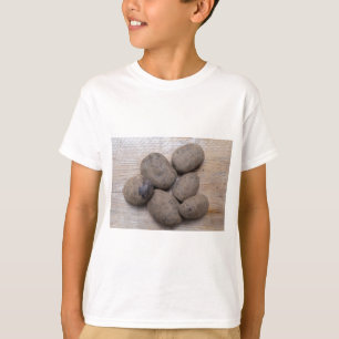 Kartoffeln auf rustikalem Holzkonzept T-Shirt