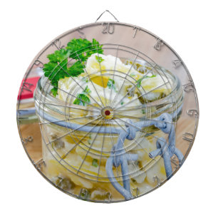 Kartoffelsalat in einem Glas auf Holz Dartscheibe