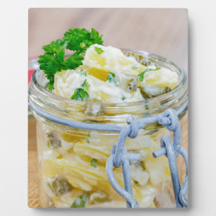 Kartoffelsalat in einem Glas auf Holz Fotoplatte