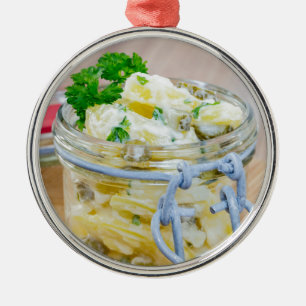 Kartoffelsalat in einem Glas auf Holz Silbernes Ornament