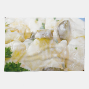 Kartoffelsalat mit Wurst und Senf Handtuch