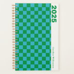 Karton Blue Green Retro Personalisiert 2025 Planer<br><div class="desc">Bleibe stilvoll mit diesem Retro-inspiriert Schachbrett blau und grün personalisiert 2025 Planer! Das fette Schachbrettmuster verleiht dem Ganzen ein nostalgisches Ambiente, während die coolen Blau- und Grüntöne eine frische, moderne Drehung bieten. Dieser Planer ist perfekt geeignet, um Ihren Zeitplan im Karo behalten und vereint Funktionalität mit spielerischem Design. Fügen Sie...</div>