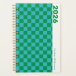 Karton Blue Green Retro Personalisiert 2025 Planer<br><div class="desc">Bleibe stilvoll mit diesem Retro-inspiriert Schachbrett blau und grün personalisiert 2025 Planer! Das fette Schachbrettmuster verleiht dem Ganzen ein nostalgisches Ambiente, während die coolen Blau- und Grüntöne eine frische, moderne Drehung bieten. Dieser Planer ist perfekt geeignet, um Ihren Zeitplan im Karo behalten und vereint Funktionalität mit spielerischem Design. Fügen Sie...</div>