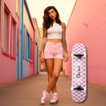 Karton Rosa Girly Retro Checkname Skateboard<br><div class="desc">Mit unserem Personalisierten Checkerboard Pink Girly Retro Checkered Skateboard fahren Sie stilvoll! Dieses Skateboard wurde mit einem auffälligen rosa und weißen Schachbrettmuster gestaltet und vereint Retro-Charme und modernes Design in Ihren Skateboardsitzungen. Personalisieren Sie dieses gürtliche Skateboard mit Ihrem Namen, um es wirklich zu Ihrem eigenen zu machen. Perfekt für jeden...</div>