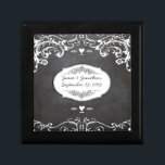 Karton-Typografie-Hochzeiten Erinnerungskiste<br><div class="desc">Chalkboard Vintag Moderne Mr. and Mrs Chalkboard Wedding Einladungen Süße und sassy chalkboard Hochzeiten Chalkboard Moderne Vintage Typografie Einladungen Sweet and sassy chalkboard Hochzeiten Hochzeiten Party T - Shirt</div>