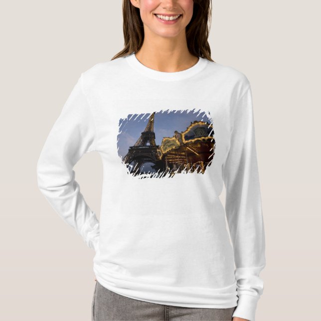 Karussell des Eiffelturms im Abend, T-Shirt (Vorderseite)