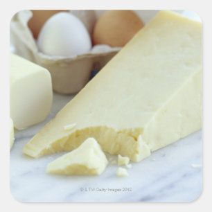 Käse und Eier. Eier sind im Protein reich und Quadratischer Aufkleber
