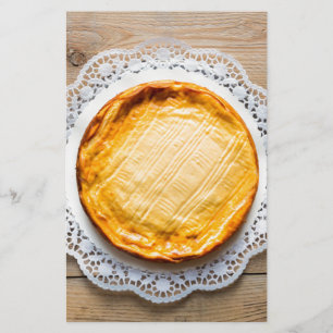 Käsekuchen auf rustikalen Holzkuchen oben. Briefpapier