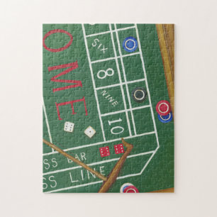 Kasino scheißt Tabelle mit Chips und Würfeln