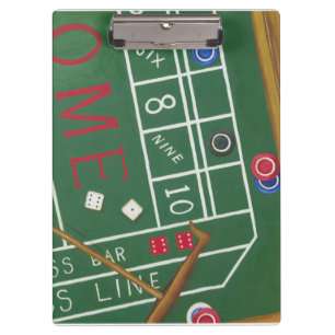 Kasino scheißt Tabelle mit Chips und Würfeln Klemmbrett
