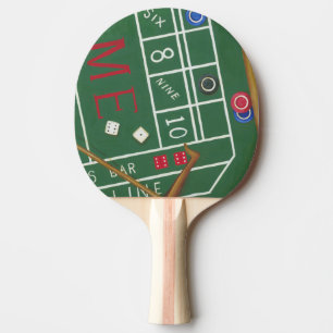 Kasino scheißt Tabelle mit Chips und Würfeln Tischtennis Schläger