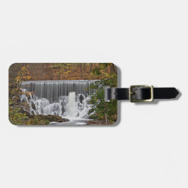 Kaskadierende Wälder Wasserfall und Abfall Blätter Gepäckanhänger