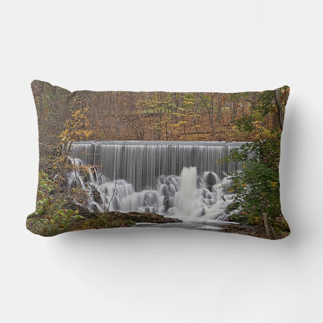 Kaskadierende Wälder Wasserfall und Abfall Blätter Lendenkissen (Vorderseite)