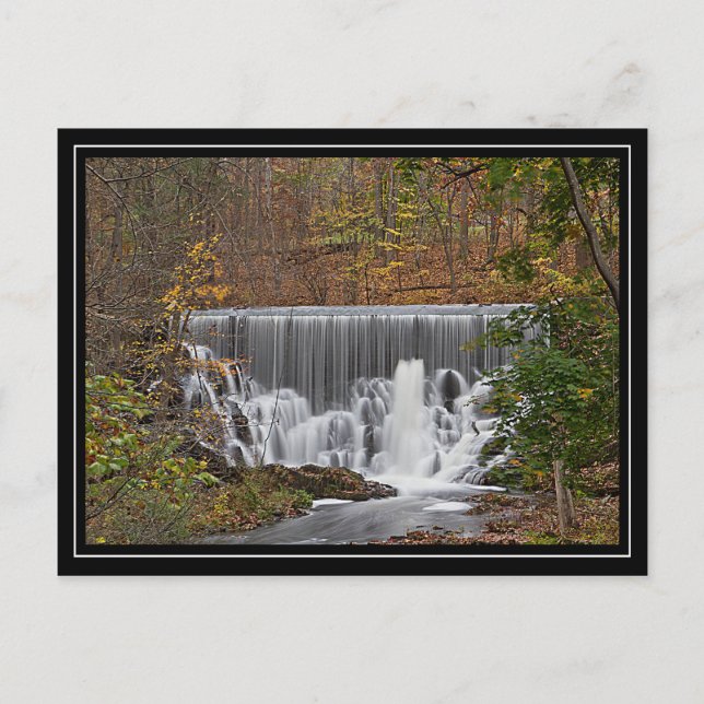 Kaskadierende Wälder Wasserfall und Abfall Blätter Postkarte (Vorderseite)