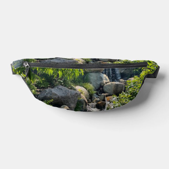 Kaskadierende Waldwasserfälle | Waldgrün Bauchtasche (Ablage )