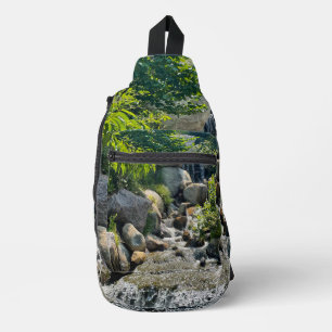 Kaskadierende Waldwasserfälle   Waldgrün Crossbody Bag