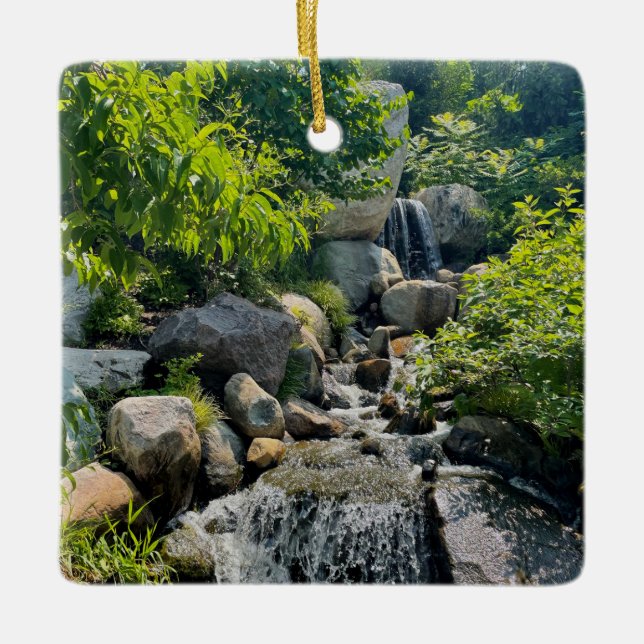 Kaskadierende Waldwasserfälle | Waldgrün Keramikornament (Vorderseite)