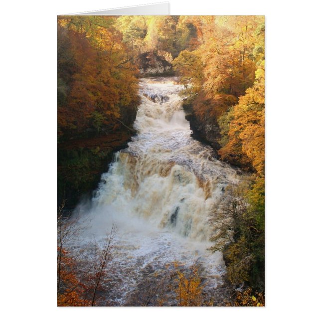 Kaskadierender Wasserfall im Herbst Corra Linn (Vorne)