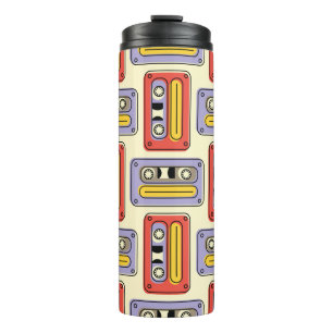 Kassettenbänder sind nahtlos im Retro-Muster. Vin Thermosbecher