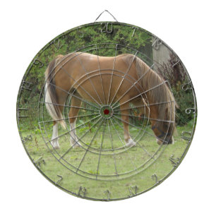 Kastanienbraunes Pferd beim Grasen Dartboard Dartscheibe