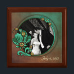 Kasten für das Hochzeitsstich für Foto Schmuckschachtel<br><div class="desc">Elegante Holzkiste mit grafischem Fliesendeckel. Schöne Grafik mit braunem und grünem Hintergrund, kreisförmiges Foto mit Blume. Benutzerdefinierter Text am unteren Rand ist bereit, um zu personalisieren, um alles zu lesen, was Sie gewollt haben. Fügen Sie Ihre eigene Hochzeitsfotografie und Text, um dies zu einem besonderen Sake aus Ihrer Hochzeit, macht...</div>