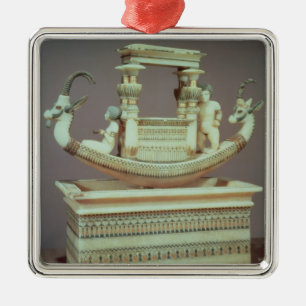 Kasten mit einem Boot verziert mit zwei Köpfen Silbernes Ornament