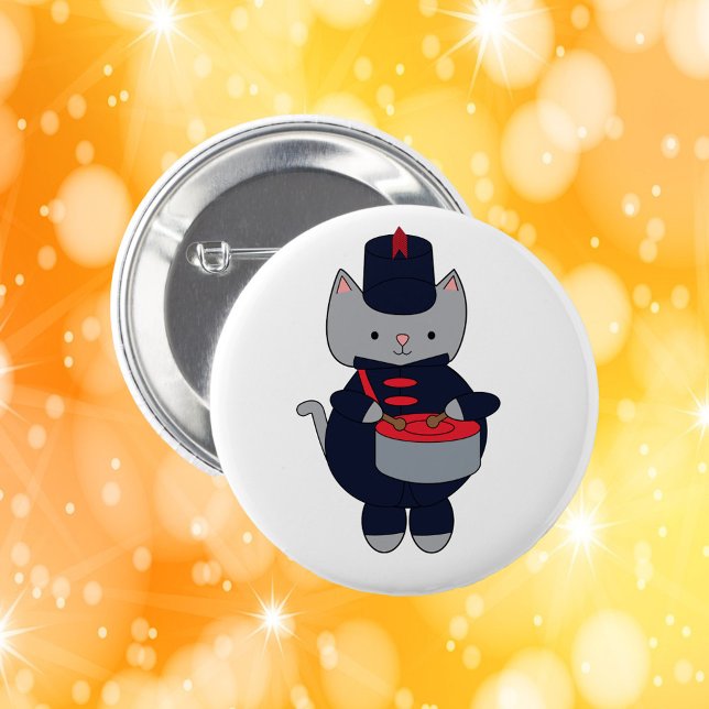 Kat Drumher Marching Band Navy Blau Rot Button (A pin featuring a gray cat playing drums in a navy blue & red marching band uniform.)