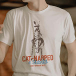 Kat-napped Funny Cat Pun Kangaroo Weirdcore T-Shirt<br><div class="desc">Machen Sie sich bereit, mit unserem sonnigen und merkwürdig spezifischen "Cat-napped & Adored" Shirt zu chuckeln! Dieses komische Meisterwerk besticht durch ein Känguru, das eine Katze knuddelt - eine purrosafarbene, niedliche und sonnige Kombination. Unsere Shirts gehen hart auf Spaß und machen sie zu einem Muss für jeden, der ein gutes...</div>