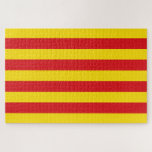 Katalanische Flagge (Katalonien)<br><div class="desc">Dieser Eintrag enthält die ikonischen roten und gelben Streifen der katalanischen Flagge. Katalonien (Katalonien) ist eine autonome Gemeinschaft im Nordosten Spaniens,  die über eine starke nationalistische Bewegung verfügt,  die die Unabhängigkeit der Region anstrebt. Die größte Stadt Kataloniens ist Barcelona,  das an der Küste des Mittelmeers liegt.</div>