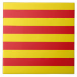 Katalonien Flag Tile Fliese<br><div class="desc">Feiern Sie den zeitlosen Geist Kataloniens mit dieser markanten Keramik, die die lebendige Fahne Kataloniens zeigt! Eingebettet in die kühnen roten und gelben Streifen der Senyera, vereint diese patriotische Fliese das Wesen des katalanischen Stolzes und der Identität. Ob Wanddekor, Mosaik, Backspritze oder Tischdecke - sie bringt eine Touch von kulturellem...</div>