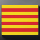 Katalonienflagge Fotoplatte<br><div class="desc">Feiern Sie die katalanische Identität und sind Sie stolz auf diese patriotische Tafel mit der lebendigen Flagge Kataloniens! Dieses auffällige Stück zeigt die fett roten und gelben Streifen der Senyera, ein mächtiges Symbol für katalanische Geschichte, Kultur und regionale Identität. Egal ob Sie Ihre Zuhause, Ihr Büro oder Ihren Veranstaltungsraum dekorieren,...</div>