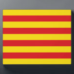 Katalonienflagge Fotoplatte<br><div class="desc">Feiern Sie die katalanische Identität und sind Sie stolz auf diese patriotische Tafel mit der lebendigen Flagge Kataloniens! Dieses auffällige Stück zeigt die fett roten und gelben Streifen der Senyera, ein mächtiges Symbol für katalanische Geschichte, Kultur und regionale Identität. Egal ob Sie Ihre Zuhause, Ihr Büro oder Ihren Veranstaltungsraum dekorieren,...</div>