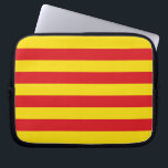 Katalonienflagge Laptopschutzhülle<br><div class="desc">Tragen Sie Ihren katalanischen Stolz mit diesem patriotischen Laptop-Ärmel mit der lebendigen Flagge Kataloniens! Diese Hülle wurde zum Schutz Ihres Laptops mit Stil entworfen und zeigt die ikonischen roten und gelben Streifen des Senyera, die das reiche kulturelle Erbe und die starke Identität Kataloniens symbolisieren. Diese Notebook-Hülle ist perfekt für Studierende,...</div>