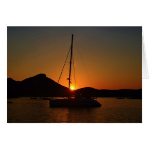 Katamaran bei Sonnenuntergang Ibiza.