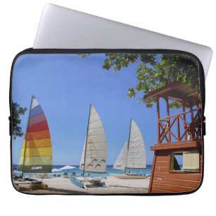 Katamaran und Leibwächter-Stand auf Strand Laptopschutzhülle