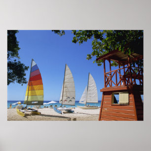 Katamaran und Leibwächter-Stand auf Strand Poster