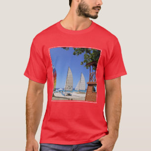 Katamaran und Leibwächter-Stand auf Strand T-Shirt