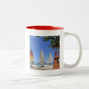 Katamaran und Leibwächter-Stand auf Strand Zweifarbige Tasse