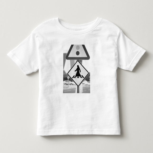 Katar, Ad Dawhah, Doha. Arabischer Fußgänger Kleinkind T-shirt (Vorderseite)