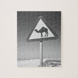 Katar, Al Zubarah. Kamelüberquerungsschild-Straße