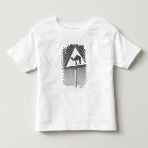 Katar, Al Zubarah. Kamelüberquerungsschild-Straße Kleinkind T-shirt