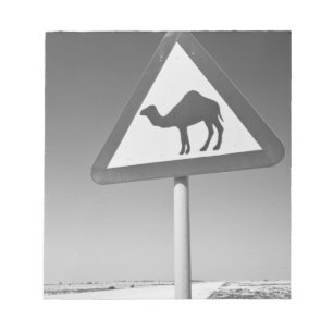 Katar, Al Zubarah. Kamelüberquerungsschild-Straße  Notizblock