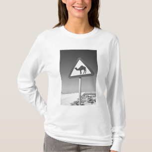 Katar, Al Zubarah. Kamelüberquerungsschild-Straße T-Shirt