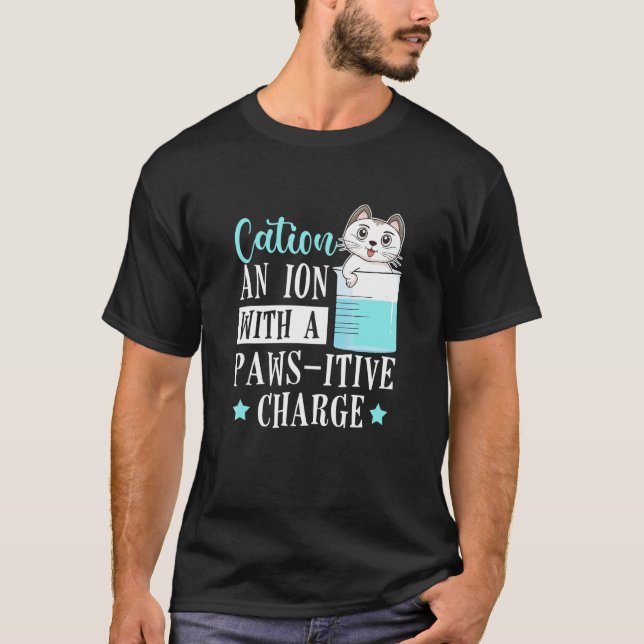 Kation eines Ions mit einer Paws Itive Charge Cat  T-Shirt (Vorderseite)